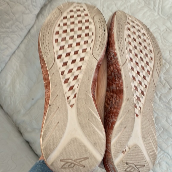 Only wore once Reebok size 8 very cute for spring - Picture 2 of 8